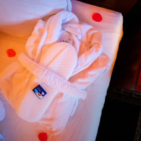 Le Secret De Cléopâtre, De Luxe Avec Jacuzzi Et Pièce Secrète *